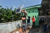 Petugas Badan Penanggulangan Bencana Daerah (BPBD) memasang alat pendeteksi dini (Early warning system) banjir di Desa Sumberkolak, Panarukan, Situbondo, Jawa Timur, Sabtu (8/12/2018). Menurut BPBD Situbondo sebanyak 11 kecamatan memiliki 19 titik rawan bencana banjir. Antara Jatim/Seno/ZK.