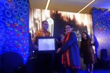 LKBN Antara yang diwakili Direktur Pemberitaan yang juga Pemimpin Redaksi LKBN Antara Akhmad Munir menerima penghargaan sebagai Media Menginspirasi Piala Merak 2018 dari Menteri Pemberdayaan Perempuan dan Perlindungan Anak (PPPA), Yohana Yembise, pada acara Puncak Malam Anugerah Media Ramah Anak (Merak) Tahun 2018 di Jakarta, Jumat (7/12/2018). 