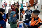 Pemudik mengantre memasuki Stasiun Banyuwangi Baru, Banyuwangi, Jawa Timur, Jumat (21/12). PT. KAI daop 9 Jember memprediksi, jumlah penumpang selama masa angkutan natal dan tahun baru di wilayah daop 9 meningkat sekitar 3 persen dibanding periode tahun lalu sebanyak 146.176. Sedangkan tiket kereta dari Banyuwangi menuju Surabaya sudah terjual habis hingga tanggal 25 desember 2018. Antara Jatim/Budi Candra Setya/ZK.