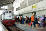 Pemudik bersiap menaiki Kereta Api di Stasiun Banyuwangi Baru, Banyuwangi, Jawa Timur, Jumat (21/12). PT. KAI daop 9 Jember memprediksi, jumlah penumpang selama masa angkutan natal dan tahun baru di wilayah daop 9 meningkat sekitar 3 persen dibanding periode tahun lalu sebanyak 146.176. Sedangkan tiket kereta dari Banyuwangi menuju Surabaya sudah terjual habis hingga tanggal 25 desember 2018. Antara Jatim/Budi Candra Setya/ZK.