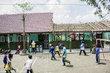 Sejumlah siswa beraktivitas di sekitar bangunan sekolah SDN Cimanggah 2 yang ambruk, Cikole, Sukabumi, Jawa Barat, Kamis (06/12/2018). Robohnya salah satu atap ruangan kelas di sekolah tersebut disebabkan material bangunan yang sudah rapuh dan lapuk. ANTARA JABAR/Nurul Ramadhan/agr.