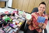 Kepala seksi Balai Besar Pengawas Obat dan Makanan (BBPOM) Pontianak Berthin Hendry Dunard memperlihatkan kosmetik ilegal hasil penertiban pasar saat rilis kasus di Kantor BBPOM Pontianak, Kalimantan Barat, Jumat (7/12/2018). Dari hasil penertiban pasar di Kota Pontianak dan Singkawang pada 26-30 November tersebut, BBPOM Pontianak menyita kosmetik tanpa izin edar mengandung bahan berbahaya sebanyak 148 item dengan jumlah 1.291 kemasan senilai Rp60.919.500. ANTARA FOTO/Jessica Helena Wuysang