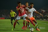 Pesepak bola Bali United Andika Wijaya (kiri) berupaya menghalangi pemain Persija, Novri Setiawan (kedua kanan) pada pertandingan Sepak Bola Liga 1 di Stadion I Wayan Dipta, Gianyar, Bali, Minggu (02/12/2018). Bali United kalah 1-2 dari Persija. Antaranews Bali/Nyoman Budhiana.