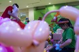 Petugas menyelesaikan pembuatan dekorasi balon dalam acara Balloon Art Festival di Resinda Park Mall, Karawang, Jawa Barat, Selasa (25/12/2018). Festival tersebut  menampilkan dekorasi unik, wahana bermain dan berpetualang yang terbuat dari ribuan balon bertema Natal dan Tahun Baru. ANTARA JABAR/M Ibnu Chazar/agr. 