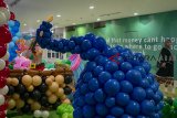 Pengunjung mengamati dekorasi balon dalam acara Balloon Art Festival di Resinda Park Mall, Karawang, Jawa Barat, Selasa (25/12/2018). Festival tersebut  menampilkan dekorasi unik, wahana bermain dan berpetualang yang terbuat dari ribuan balon bertema Natal dan Tahun Baru. ANTARA JABAR/M Ibnu Chazar/agr. 