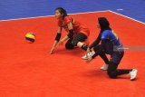 Pebola voli putri Bandung Bank BJB Pakuan Wintang Dyah Kumala (kiri) gagal menerima bola dari lawannya Pebola voli putri Jakarta PGN Popsivo Polwan dalam pertandingan bola voli seri kedua putaran pertama Proliga 2018 di GOR Tridharma Gresik, Jawa Timur, Jumat (14/12/2018). Jakarta PGN Popsivo Polwan menang atas Bandung Bank BJB Pakuan dengan skor 3-0 (25-14, 25-21, 25, 25-16). Antara Jatim/M Risyal Hidayat/ZK.