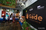 Petugas Bank sampah sedang menimbang sampah yang diterima dari warga di unit Bank Sampah Kenanga, Banjarmasin, Kalimantan Selatan, Minggu (23/12/2018).Tahun 2019 melalui program The Gade Clean & Gold dari PT. Pegadaian (persero) sampah akan diubah menjadi emas.ANTARA FOTO/BAYU