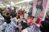 Pengunjung memilih pakaian di salah satu outlet di Cibinong City Mall, Kabupaten Bogor, Jawa Barat, Jum'at (28/12/2018). Sejumlah pusat perbelanjaan menawarkan beragam potongan harga dan promo menarik bagi pengunjung jelang pergantian Tahun Baru 2019. ANTARA JABAR/Arif Firmansyah/agr. 