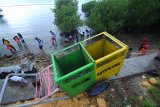 Siswa SMKN 1 Tlanakan membersihkan sampah di kawasan hutan mangrove Pantai Ambat, Pamekasan, Jawa Timur, Rabu (5/12/2018). Selain untuk menjaga ekosistem laut, bakti sosial tersebut juga untuk menggugah kesadaran masyarakat agar tidak membuang sambah sembarangan. Antara Jatim/Saiful Bahri/ZK.