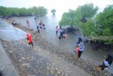 Siswa SMKN 1 Tlanakan membersihkan sampah di kawasan hutan mangrove Pantai Ambat, Pamekasan, Jawa Timur, Rabu (5/12/2018). Selain untuk menjaga ekosistem laut, bakti sosial tersebut juga untuk menggugah kesadaran masyarakat agar tidak membuang sambah sembarangan. Antara Jatim/Saiful Bahri/ZK.