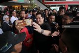 Pendiri dan Pemimpin Mahaka Grup Erick Thohir (tengah) melayani permintaan swafoto peserta usai sesi 