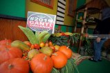 Pengunjung melihat sayur dan buah-buahan hasil pertanian di salah satu stan pameran saat Blitar Agro Festival di Pendopo Kanigoro, Blitar, Jawa Timur, Selasa (4/12/2018). Pameran hasil pertanian serta olahannya tersebut bertujuan untuk membantu petani memperluas jaringan guna mempermudah pemasaran produk baik di level regional maupun nasional. Antara Jatim/Irfan Anshori/ZK.