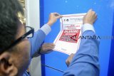 Pengelola supermarket menempel stiker pengumuman penerapan aturan Bogor Tanpa Kantong Plastik (Botak) di Lippo Plaza Ekalokasari, Bogor, Jawa Barat, Sabtu (1/12/2018). Penerapan aturan Bogor Tanpa Kantong PLastik di toko modern dan pusat perbelanjaan mulai berlaku per 1 Desember 2018 sesuai peraturan Wali Kota Bogor nomor 61 tahun 2018 tentang pengurangan penggunaan kantong plastik. ANTARA JABAR/Arif Firmansyah/agr.
