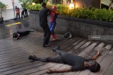 Seorang karyawan hotel Alana berkostum Spiderman beraksi menumpas penjahat saat acara 
