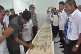 Bupati Banjar H Khalilurrahman meresmikan Gedung UPT Puskesmas Sungai Tabuk 2 dan 10 kegiatan Program Pembangunan Pusat Kesehatan Masyarakat lainnya untuk memudahkan pelayanan bagi warga Desa Lok Baintan, Kecamatan Sungai Tabuk, Rabu (26/12.)kegiatan Program Pembangunan Pusat Kesehatan Masyarakat lainnya untuk memudahkan pelayanan bagi warga Desa Lok Baintan, Kecamatan Sungai Tabuk, Rabu (26/12).Foto Antaranews Kalsel/hms/f.