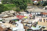 Warga memperbaiki atap rumahnya yang rusak akibat angin puting beliung di wilayah Batu Tulis, Kota Bogor, Jawa Barat, Jum'at (7/12/2018). Dampak bencana puting beliung yang menerjang Kota Bogor, Jawa Barat pada Kamis (6/12/2018) sore mengakibatkan 848 rumah rusak berat dan ringan, 20 pohon tumbang, enam kendaraan rusak tertimpa pohon dan satu warga meninggal dunia tertimpa pohon. ANTARA JABAR/Arif Firmansyah/agr.