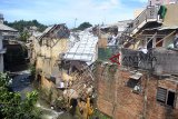 Warga memperbaiki atap rumahnya yang rusak akibat angin puting beliung di wilayah Batu Tulis, Kota Bogor, Jawa Barat, Jum'at (7/12/2018). Dampak bencana puting beliung yang menerjang Kota Bogor, Jawa Barat pada Kamis (6/12/2018) sore mengakibatkan 848 rumah rusak berat dan ringan, 20 pohon tumbang, enam kendaraan rusak tertimpa pohon dan satu warga meninggal dunia tertimpa pohon. ANTARA JABAR/Arif Firmansyah/agr.