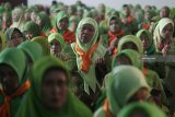 Sejumlah anggota Muslimat NU berdoa saat Maulidur Rasul dan Doa Bersama untuk Keselamatan Bangsa di Surabaya, Jawa Timur, Minggu (30/12/2018). Kegiatan yang dihadiri ribuan anggota Muslimat NU dari berbagai wilayah di Jawa Timur tersebut merupakan bentuk keprihatinan atas berbagai bencana alam dan musibah yang melanda Indonesia. Antara Jatim/Moch Asim/ZK.