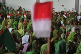 Sejumlah anggota Muslimat NU mengibarkan bendera Merah Putih saat Maulidur Rasul dan Doa Bersama untuk Keselamatan Bangsa di Surabaya, Jawa Timur, Minggu (30/12/2018). Kegiatan yang dihadiri ribuan anggota Muslimat NU dari berbagai wilayah di Jawa Timur tersebut merupakan bentuk keprihatinan atas berbagai bencana alam dan musibah yang melanda Indonesia. Antara Jatim/Moch Asim/ZK.