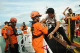 Anggota Basarnas bersama petugas Karantina Pelabuhan dan PT Pelni mengevakuasi barang bawaan warga Filipina, Tablante John Rudolfh dari kapal kargo MV Ergina Luck, berbendera Liberia ke kapal Basarnas di peraian Teluk Benggala, Pulau Aceh, Aceh, Rabu (5/12/2018). ABK MV Ergina Luck, Tablante John Rudolh dievakuasi ke rumah sakit di daerah itu karena mengalami gangguan usus buntu sebelum melanjutkan perlayaran ke India. (Antara Aceh/Ampelsa)