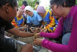 Wisatawan merangkai terumbu karang yang akan ditanam di Pantai Bangsring, Banyuwangi, Jawa Timur, Minggu (9/12/2018). Pantai Bangsring merupakan zona transplantasi terumbu karang, yang menjadi daya tarik untuk wisata edukasi konservasi di Banyuwangi. Antara Jatim/Budi Candra Setya/ZK.