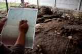 Arkeolog Balai Pelestarian Cagar Budaya (BPCB) Jatim menggambar sketsa saat ekskavasi situs di Dusun Sambeng, Belahantengah, Mojosari, Mojokerto, Jawa Timur, Selasa (18/12/2018). Situs purbakala skala besar  dengan tumpukan bata dimensi 28x18x6 cm yang tersusun dari 2 hingga 7 lapis bata merah dan batu tersebut diduga bekas lantai dan pondasi rumah permukiman zaman Majapahit akhir. Antara Jatim/Umarul Faruq/ZK.