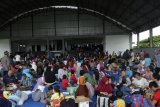 Warga korban tsunami dari Pulau Sebesi dan Sebuku Lampung Selatan tiba di posko pengungsian di Kalianda, Lampung Selatan, Lampung, Rabu (26/12/2018). Sebanyak 1.500 orang pengungsi korban tsunami dari Pulau Sebesi dan Sebuku dievakuasi menggunakan kapal KM Jatra III, menuju Kalianda. ANTARA FOTO/Ardiansyah/kye. 