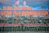 Komandan Korps Marinir Mayjen TNI (Mar) Bambang Suswantono (tengah) dibopong prajurit ketika foto bersama disela-sela Upacara tradisi pelepasan di Bumi Marinir Karangpilang Surabaya, Jawa Timur, Jumat (21/12/2018). Kegiatan tersebut menandai berakhirnya masa jabatan Mayjen TNI (Mar) Bambang Suswantono sebagai Dankormar yang selanjutnya akan diemban oleh Mayjen TNI (Mar) Suhartono. Antara Jatim/M Risyal Hidayat/ZK.