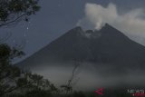 Lava pijar meluncur dari Gunung Merapi