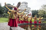 Peserta membawakan tarian saat Festival Isola Menari 12 jam nonstop di Universitas Pendidikan Indonesia (UPI) di Bandung, Jawa Barat, Rabu (12/12/2018). Acara yang digelar setiap tahun tersebut merupakan ekspresi tari dalam merespon kehidupan sosial masyarakat di Indonesia. ANTARA JABAR/M Agung Rajasa/agr. 