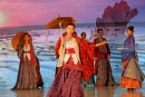 Model berjalan memperagakan busana pada Festival Kebaya di Banyuwangi, Jawa Timur, Rabu (5/12/2018). Ajang yang menampilkan 100 karya kebaya semi modern hasil kolaborasi perancang nasional dengan desainer lokal Banyuwangi itu sebagai upaya mendorong minat kawula muda agar berkebaya sebagai alternatif berbusana guna menjaga tradisi warisan leluhur. Antara Jatim/Budi Candra Setya/ZK.