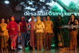 Model berjalan memperagakan busana pada Festival Kebaya di Banyuwangi, Jawa Timur, Rabu (5/12/2018). Ajang yang menampilkan 100 karya kebaya semi modern hasil kolaborasi perancang nasional dengan desainer lokal Banyuwangi itu sebagai upaya mendorong minat kawula muda agar berkebaya sebagai alternatif berbusana guna menjaga tradisi warisan leluhur. Antara Jatim/Budi Candra Setya/ZK.