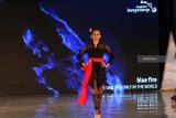 Model berjalan memperagakan busana pada Festival Kebaya di Banyuwangi, Jawa Timur, Rabu (5/12/2018). Ajang yang menampilkan 100 karya kebaya semi modern hasil kolaborasi perancang nasional dengan desainer lokal Banyuwangi itu sebagai upaya mendorong minat kawula muda agar berkebaya sebagai alternatif berbusana guna menjaga tradisi warisan leluhur. Antara Jatim/Budi Candra Setya/ZK.