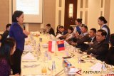     Deputi Dirjen Perdagangan dan Kerja Sama Ekonomi Luar Negeri Kemlu Mongolia Battsetseg Tuvshintugs (berdiri kiri) memberikan paparan dalam Forum Bisnis Indonesia-Mongolia di Ulaanbaatar, Jumat (7/12/2018). Dubes RI untuk China merangkap Mongolia Djauhari Oratmangun (dua kanan) memimpin delegasi Indonesia dalam forum tersebut. ANTARA FOTO/M. Irfan Ilmie/hp.