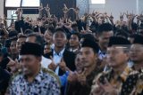 Sejumlah hadirin melakukan salam GISWAF saat peluncuran Gerakan Indonesia Sadar Wakaf (GISWAF) di Surabaya, Jawa Timur, Senin (10/12/2018). Bank Indonesia bekerjasama dengan UNIDA Gontor dan Badan Wakaf Indonesia Provinsi Jawa Timur meluncurkan Gerakan Indonesia Sadar Wakaf (GISWAF) yang merupakan bagian dari serangkaian kegiatan Indonesia Sharia Economic Festival (ISEF) 2018 untuk memberikan pengetahuan yang lebih mendalam kepada masyarakat terkait wakaf. Antara Jatim/Didik Suhartono/ZK.