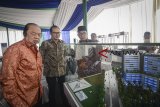 Gubernur Jawa Barat Ridwan Kamil (kanan) bersama Owner Mayapada Grup Dato Sri Tahir (kiri) dan Grup CEO Mayapada Healthcare Jonathan Tahir (tengah) meninjau maket Mayapada Hospital saat Groundbreaking Mayapada Hospital di Bandung, Jawa Barat, Kamis (6/12/2018). Rumah sakit berstandar internasional yang rencananya akan dibangun 14 lantai di tanah seluas 16.274 meter persegi dengan kapasitas 298 bed itu ditargetkan akan rampung pada akhir 2019. ANTARA JABAR/Raisan Al Farisi/agr.