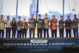 Gubernur Jawa Barat Ridwan Kamil (tengah) bersama Owner Mayapada Grup Dato Sri Tahir (keempat kanan) dan Grup CEO Mayapada Healthcare Jonathan Tahir (kelima kanan) serta jajaran staf ahli dan dokter berfoto bersama saat Groundbreaking Mayapada Hospital di Bandung, Jawa Barat, Kamis (6/12/2018). Rumah sakit berstandar internasional yang rencananya akan dibangun 14 lantai di tanah seluas 16.274 meter persegi dengan kapasitas 298 bed itu ditargetkan akan rampung pada akhir 2019. ANTARA JABAR/Raisan Al Farisi/agr.