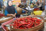 Penjual cabai menunggu dagangannya di Pasar Maospati, Kabupaten Magetan, Jawa Timur, Senin (17/12/2018). Menurut penjual, selama tiga hari terakhir harga cabai merah naik dari Rp25.000 menjadi Rp40.000 per kilogram, cabai rawit dari Rp20.000 menjadi Rp30.000 per kilogram. Antara Jatim/Siswowidodo/ZK.