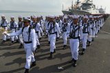 Prajurit TNI AL berbaris memasuki barisan upacara saat peringatan Hari Armada di Dermaga Madura, Mako Koarmada II, Ujung SUrabaya, Jawa Timur, Rabu (5/12/2018). Peringatan Hari Armada tesebut mengangkat tema 