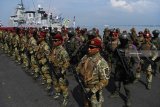 Pasukan Khusus TNI AL merapikan barisannya ketika mengikuti upacara peringatan Hari Armada di Dermaga Madura, Mako Koarmada II, Ujung SUrabaya, Jawa Timur, Rabu (5/12/2018). Peringatan Hari Armada tesebut mengangkat tema 