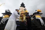 Seorang pemangku mengangkat sesaji dalam perayaan Galungan di Pura Jagat Karana Surabaya, Jawa Timur, Rabu (26/12/2018). Umat Hindu di Surabaya merayakan hari raya Galungan setiap enam bulan sekali sebagai hari tanda hari kemenangan (Dharma) atas kejahatan (Adharma). Antara Jatim/M Risyal Hidayat/ZK.