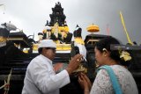 Seorang pemangku mendoakan sesaji milik umat dalam perayaan Galungan di Pura Jagat Karana Surabaya, Jawa Timur, Rabu (26/12/2018). Umat Hindu di Surabaya merayakan hari raya Galungan setiap enam bulan sekali sebagai hari tanda hari kemenangan (Dharma) atas kejahatan (Adharma). Antara Jatim/M Risyal Hidayat/ZK.