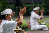 Sejumlah umat Hindu melaksanakan sembahyang dalam perayaan Galungan di Pura Jagat Karana Surabaya, Jawa Timur, Rabu (26/12/2018). Umat Hindu di Surabaya merayakan hari raya Galungan setiap enam bulan sekali sebagai hari tanda hari kemenangan (Dharma) atas kejahatan (Adharma). Antara Jatim/M Risyal Hidayat/ZK.