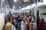 Penumpang memadati Stasiun Kereta Api menjelang pergantian tahun di Stasiun Besar Medan, Senin (31/12) .