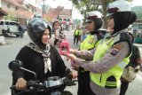 Polres Sawahlunto bagi-bagi cup cake peringati hari Ibu dalam operasi simpatik