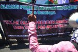 Massa yang tergabung dalam Aliansi Pemuda Muslim Indonesia (APMI) berorasi dan membentangkan spanduk saat melakukan aksi solidaritas bela Palestina di Surabaya, Jawa Timur, Selasa (4/12/2018). Massa mengecam rencana pemindahan Kedubes Australia untuk Israel dari Tel Aviv ke Yerusalem dan menolak calon presiden Indonesia yang tidak pro Palestina. Antara Jatim/Moch Asim/ZK.