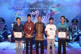 Bupati Tanah Laut H Sukamta didampingi Sekdakab Tanah Laut H Syahrian Nurdin menyerahkan hadiah kepada juara lomba website sekolah, pada penutupatan Tala Expo 2018, Kamis (6/12).Foto:Antaranews Kalsel/Arianto.