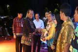 Bupati Tanah Laut H Sukamta didampingi Sekdakab Tanah Laut H Syahrian Nurdin menyerahkan piala kepada juara Tala Expo 2018, Kamis (6/12).Foto:Antaranews Kalsel/Arianto.