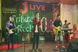 Ian's Family grup band asal Kota Palangkaraya, Kalimantan Tengah ikut memeriahkan Tribute Rock 90 persembahan Musisi Rock Kalimantan (MURKA), di Cafe Nostalgia Banjarmasin, Jum'at (14/12). malam.Foto:Antaranews Kalsel/Arianto.