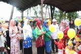 Himpunan Pengajar Anak Usia Dini Indonesia (HIMPAUDI) Kabupaten Tanah Laut menggelar Festival Karnaval Gebyar Baju Adat Nusantara 2018, di Ruang Terbuka Hijau Kijang Mas Pelaihari, Selasa (18/12).Foto:Antaranews Kalsel/Arianto.